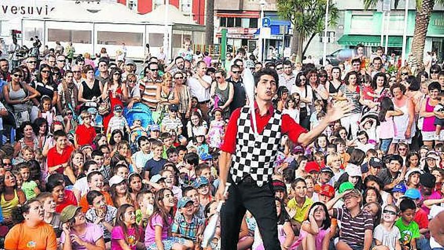 Santiago Garrido realiza un juego de malabares en los Jardines de la Reina. / marcos león