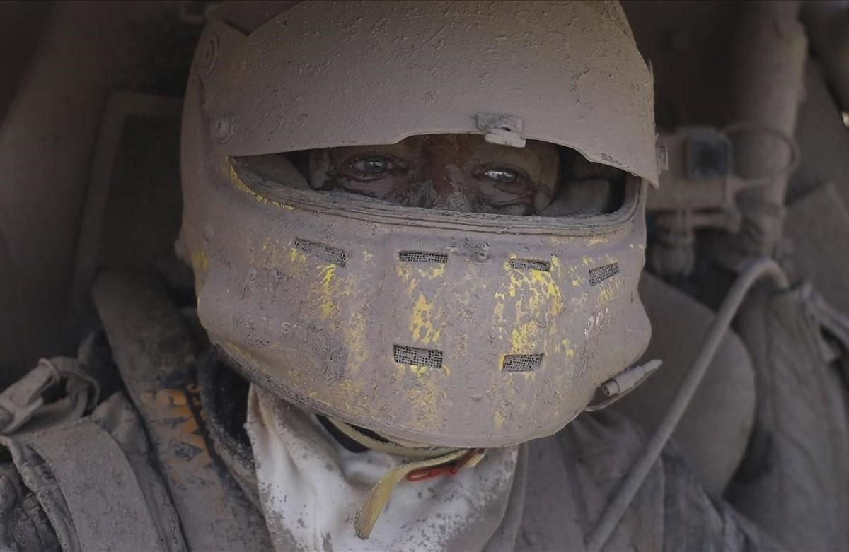 El piloto de Suzuki, Tim Coronel, de los Países Bajos, cubierto de arena después de completar la segunda etapa del Rally Dakar entre Resistencia y San Miguel de Tucumán en Argentina.