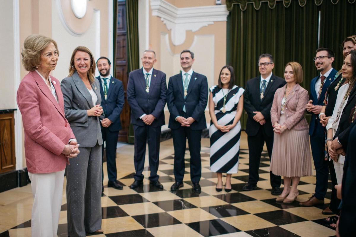 La reina conversa con miembros de la corporación municipal en el interior del Ayuntamiento de castelló.