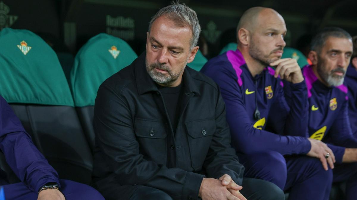 Flick, en el banquillo durante el Betis-Barça en La Cartuja