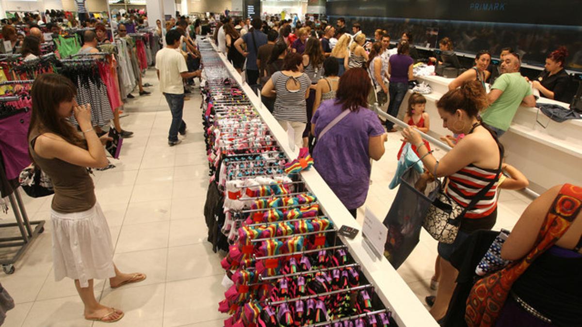 Tienda Primark en el centro comercial Diagonal Mar de Bercelona.