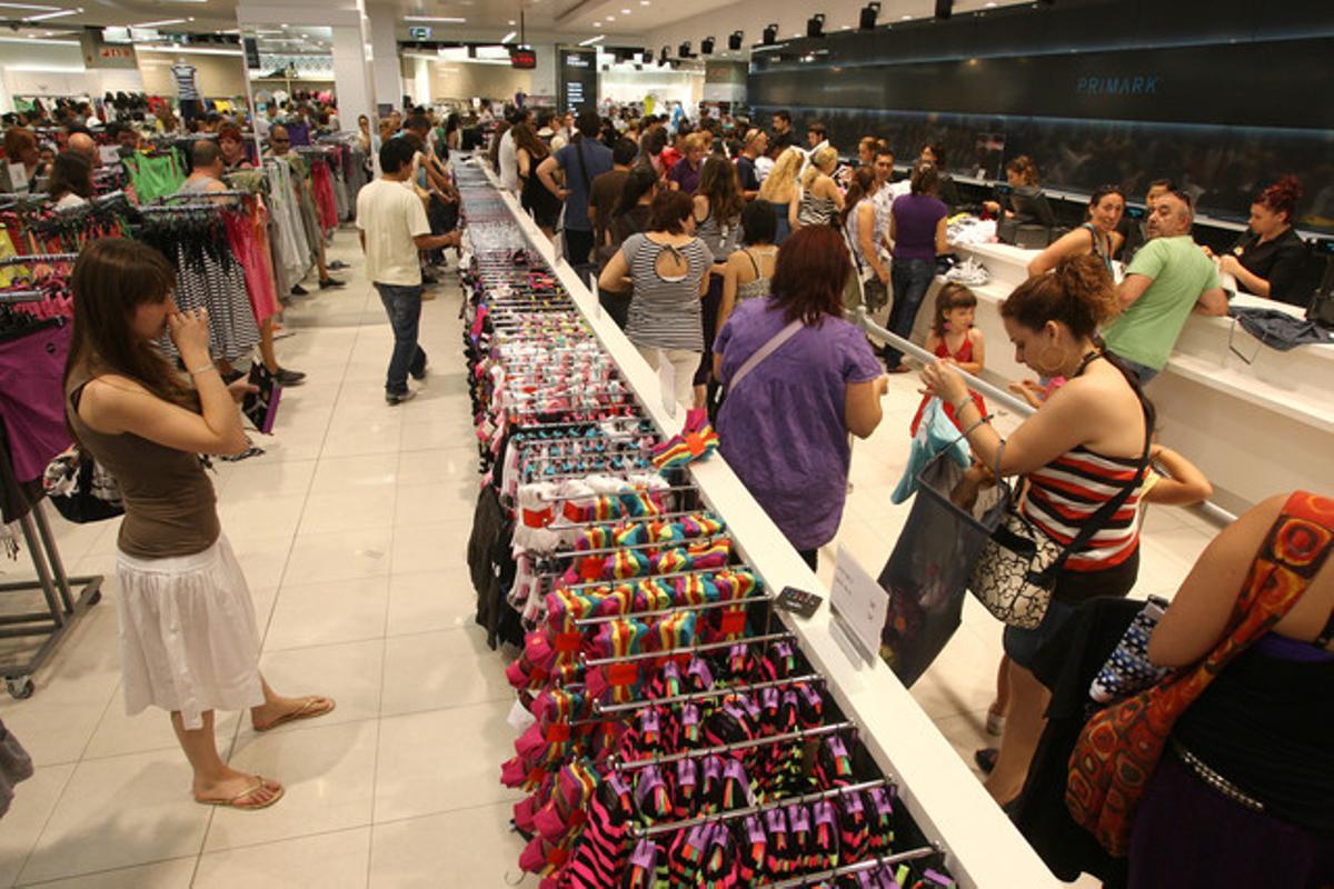 Tienda Primark en el centro comercial Diagonal Mar de Bercelona. Tienda Primark en el centro comercial Diagonal Mar de Bercelona.