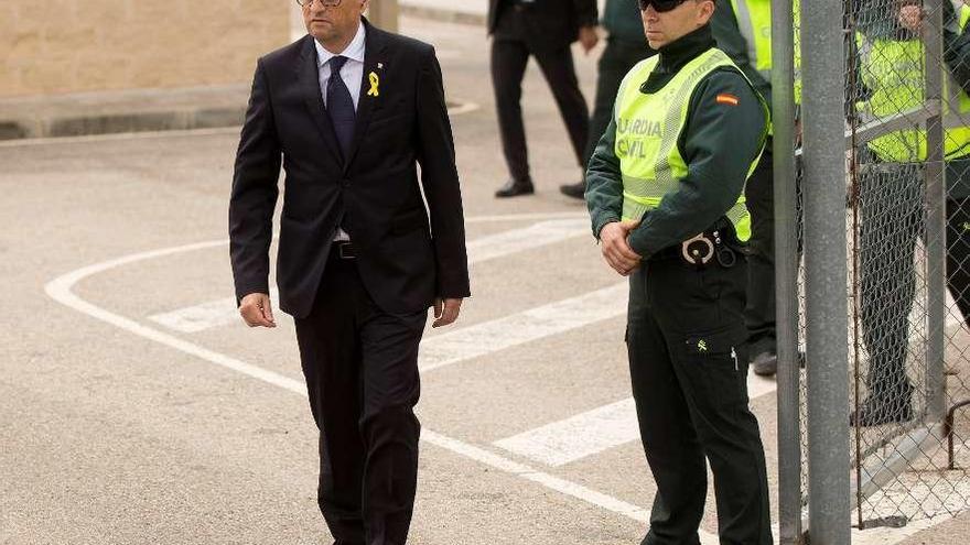 Quim Torra, a su llegada ayer a la cárcel de Estremera. // Reuters