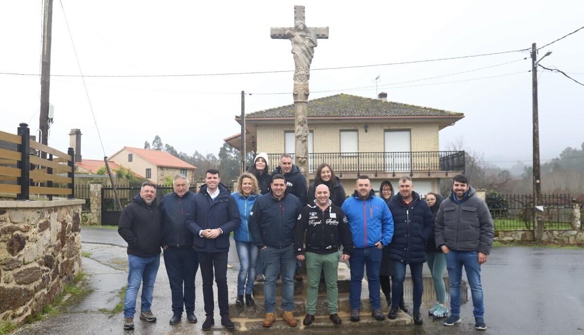 Alcalde de A estrada y vecinos posan con el cruceiro recuperado en Guimarei