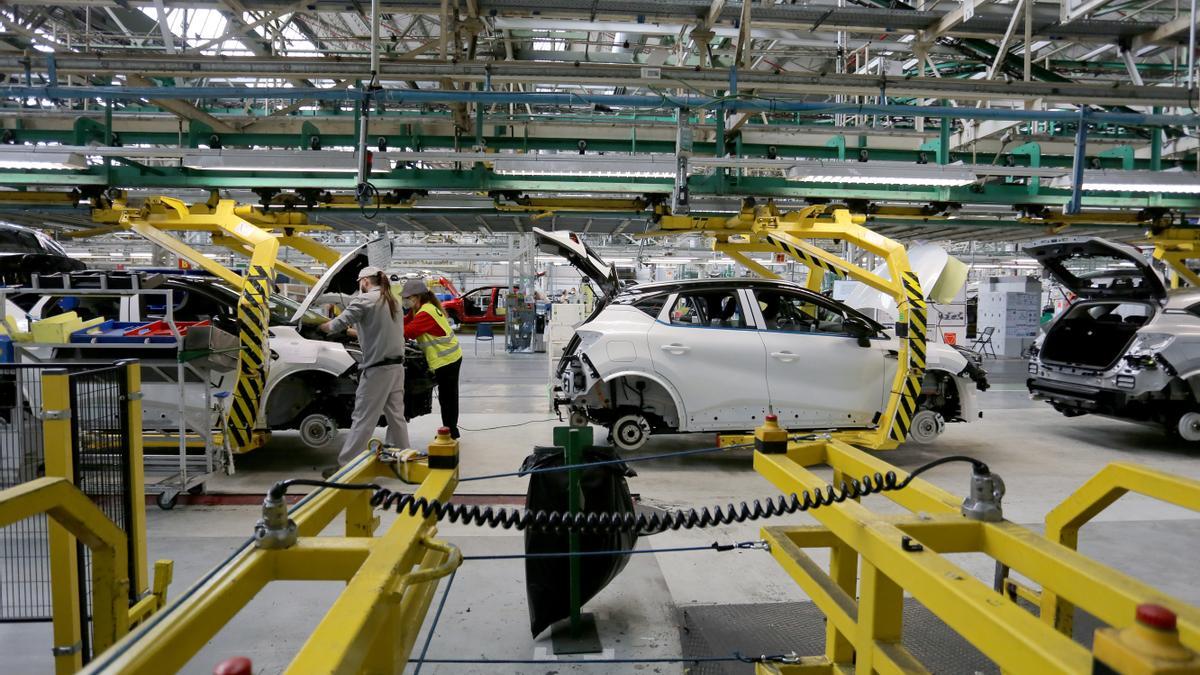 Trabajadores en una factoría de Renault.