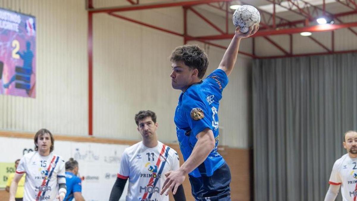 Joaquín Pérez, durante un partido de la pasada temporada en Vallobín.