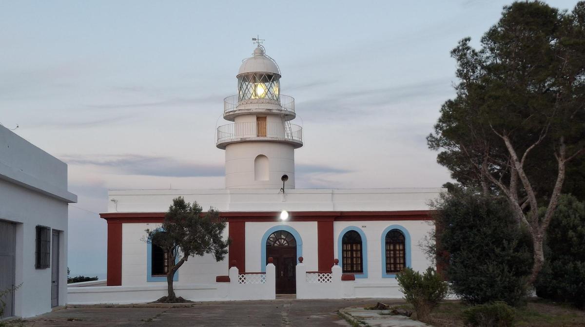 Recién pintado: así luce el faro del cabo de Sant Antoni