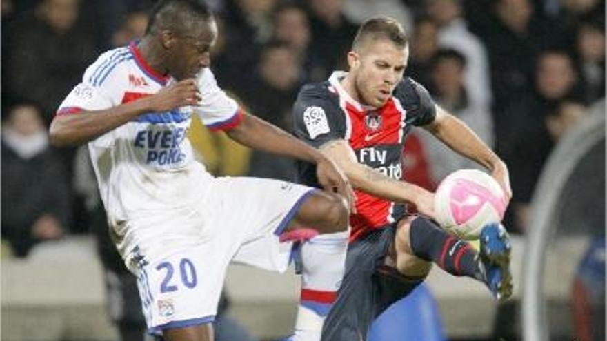 Cissokho (a la izquierda), ha jugado las cuatro últimas campañas en el Olympique de Lyon.