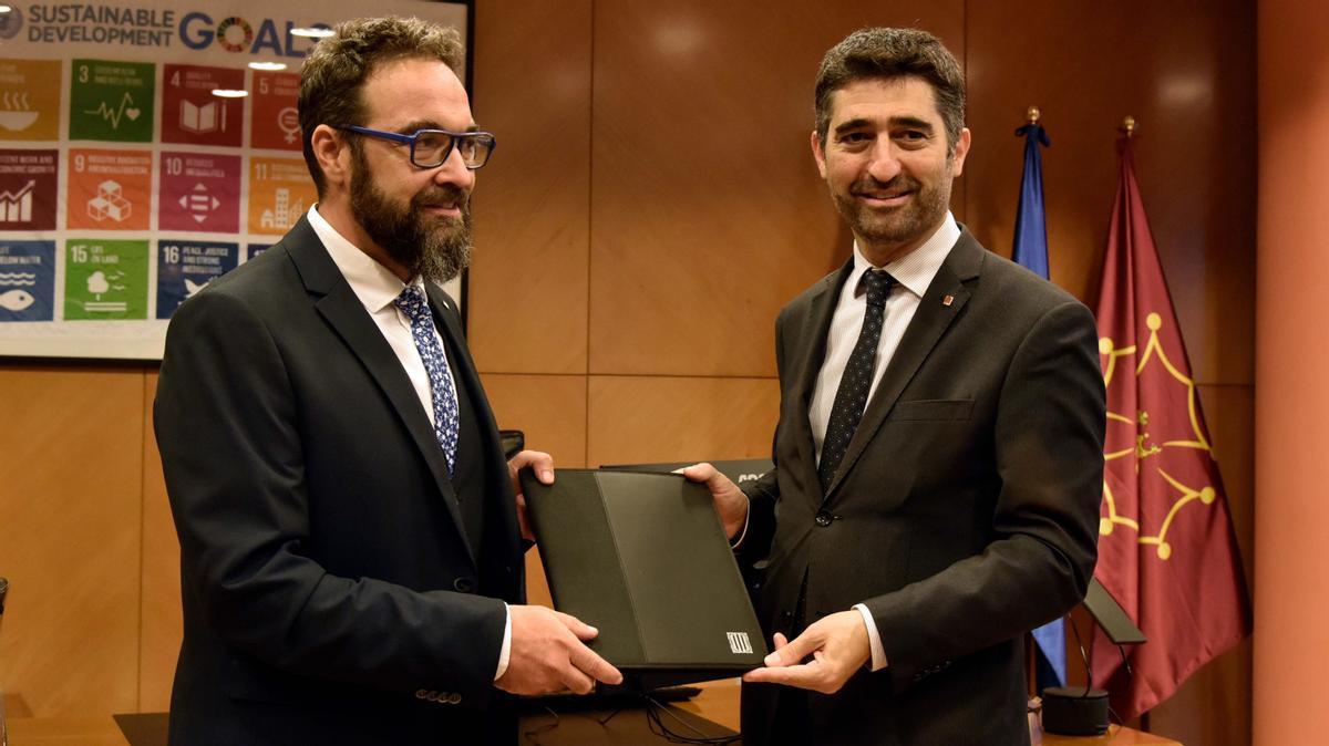 El exvicepresidente de la Generalitat Jordi Puigneró, traspasa su cartera al nuevo conseller de Territori, Juli Fernández.