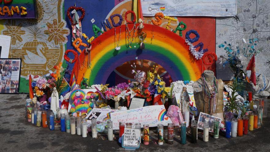 Homenaje a las puertas del club Pulse.