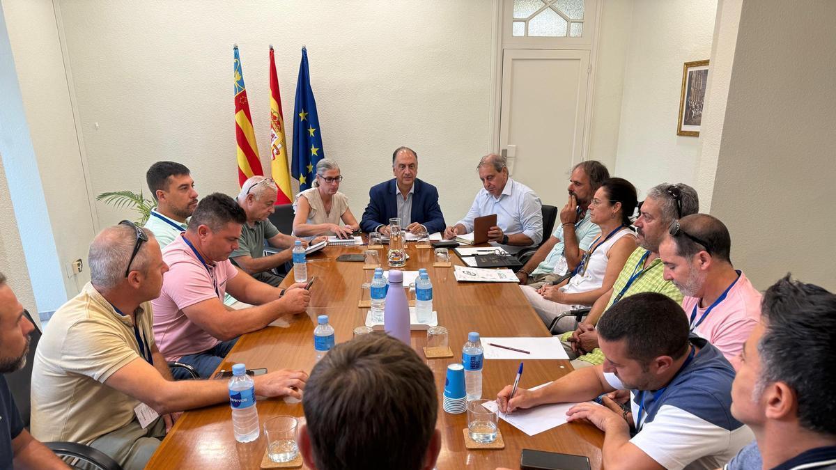 El conseller de Emergencias, Juan Carlos Valderrama, en una reunión con los sindicatos en agosto de 2025.