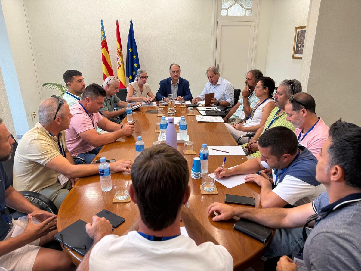 El conseller de Emergencias, Juan Carlos Valderrama, en una reunión con los sindicatos en agosto de 2025.