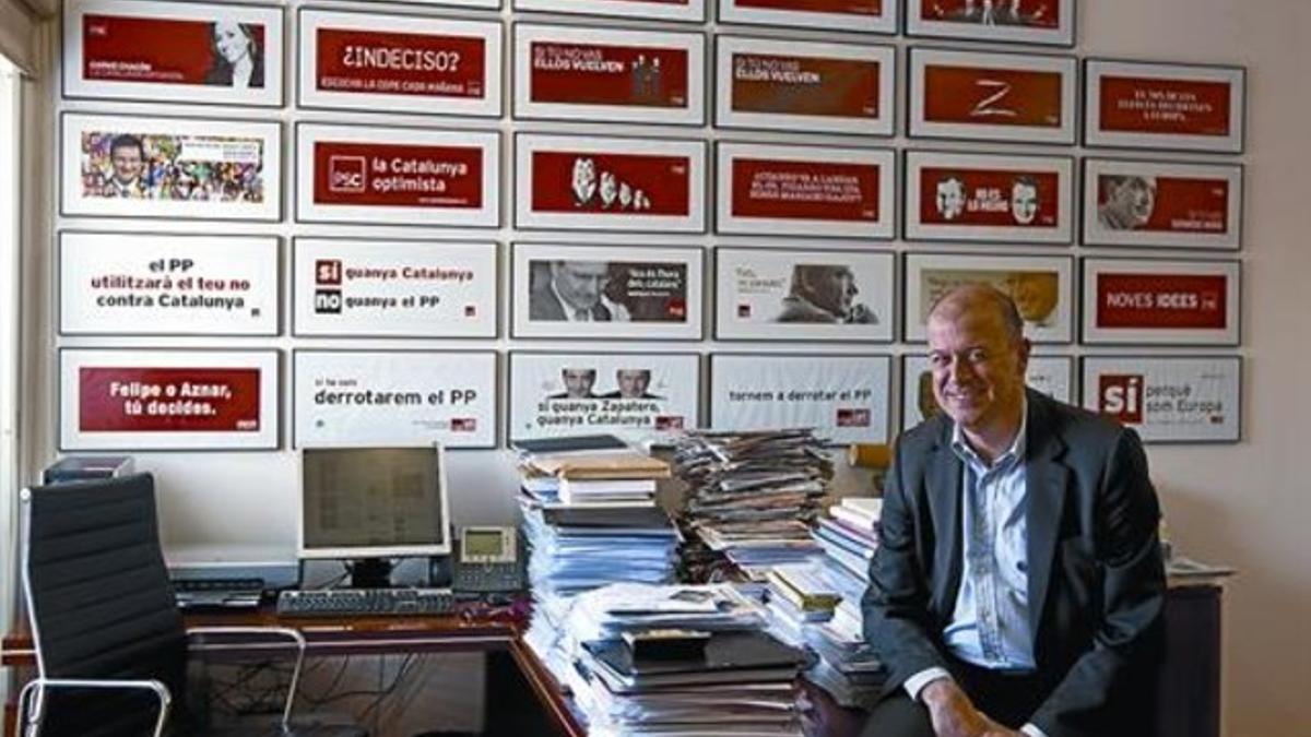 Las otras campañas José Zaragoza, en su despacho, delante de los carteles de las contiendas electorales que ha dirigido, el martes pasado.