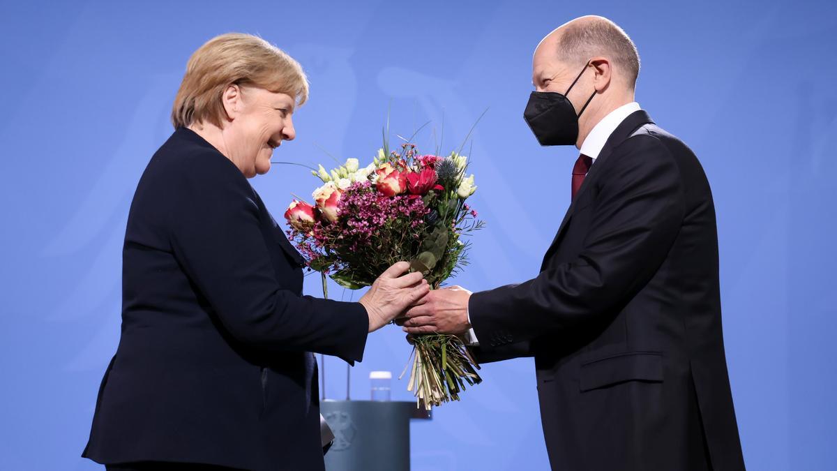 Traspaso de la cancillería entre Angela Merkel y Olaf Scholz.