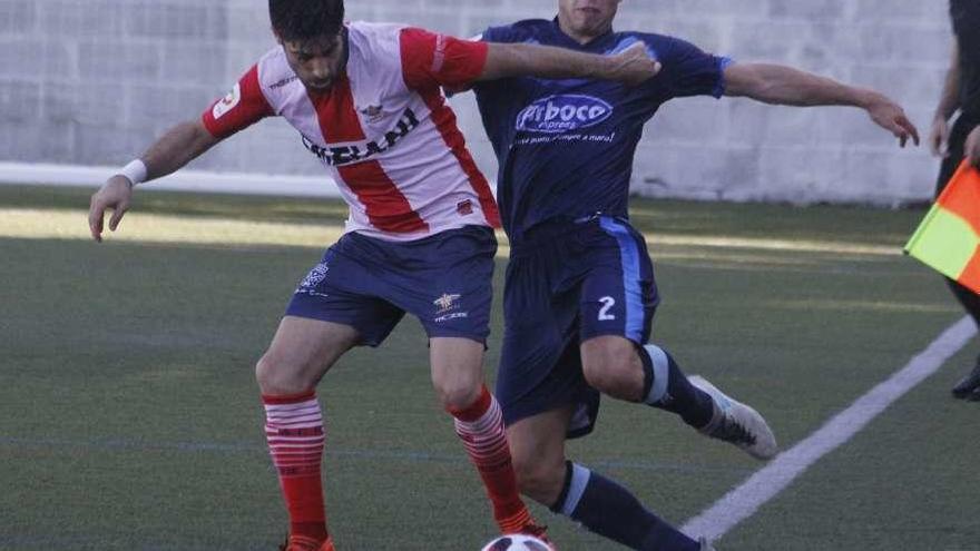 Un jugador del Alondras protege el balón ante la presión de un rival. // Santos Álvarez