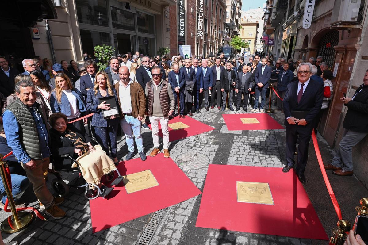 Las cuatro nuevas placas de la calle Trinquet en Elche que reconocen a fundadores de Paredes, Tempe, Francisco Oliva e Hiperber
