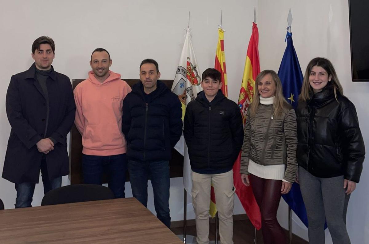 El concejal de Deportes, Aitor Tabuenca, con algunos deportistas borjanos. | SERVICIO ESPECIAL