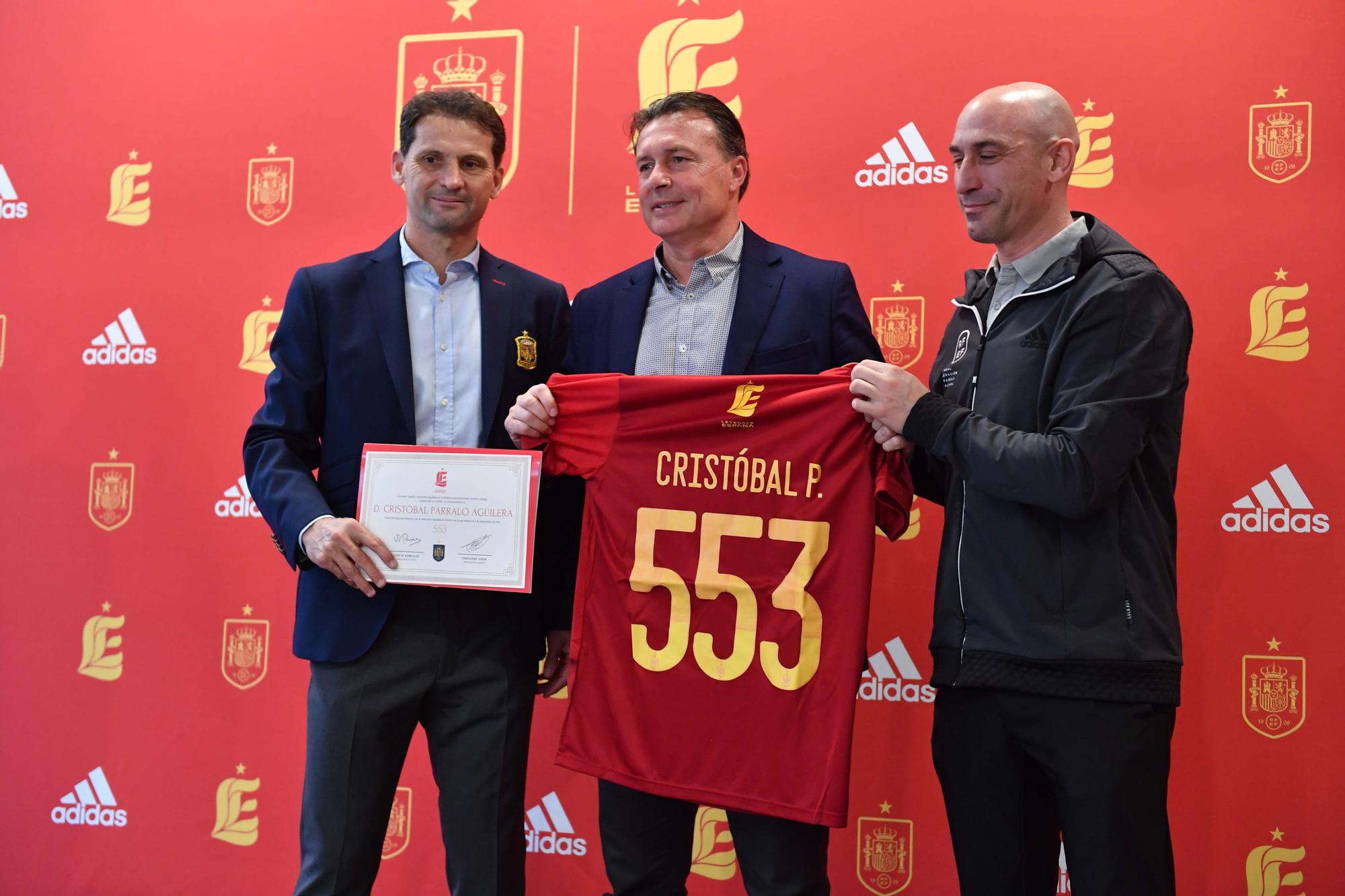 Reencuentro en A Coruña entre antiguos y actuales jugadores de la selección española de fútbol