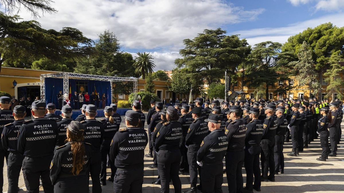 Un grupo de policías forma en la sede de la Policía Local de València.