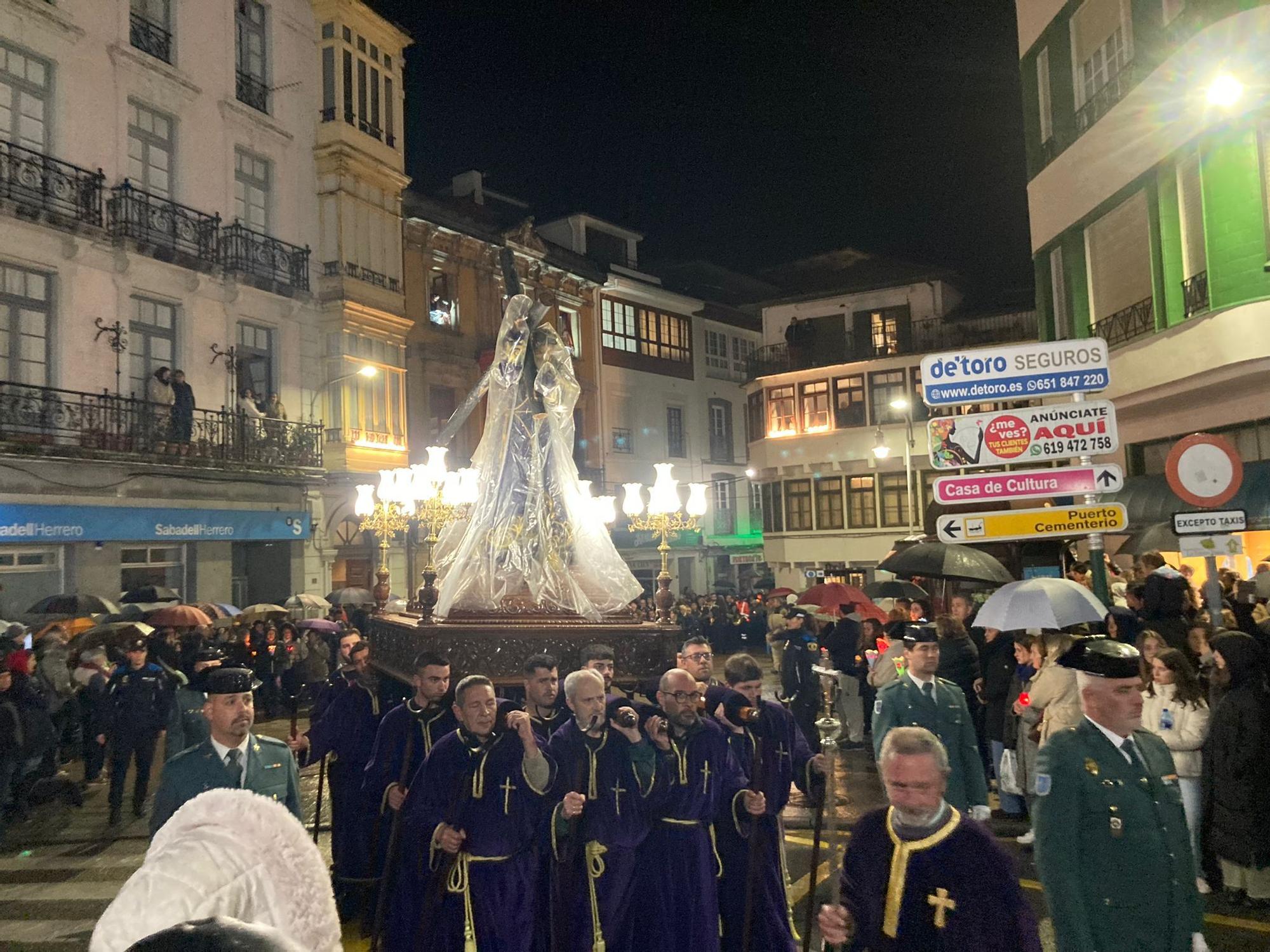 En imágenes: Así fue la esperada salida del Nazareno por las calles de Luarca