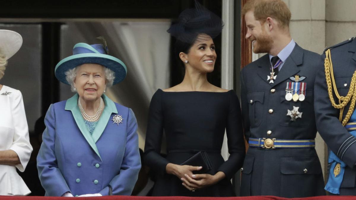 La Reina Isabel II con los duques de Sussex en uno de sus últimos actos oficiales juntos