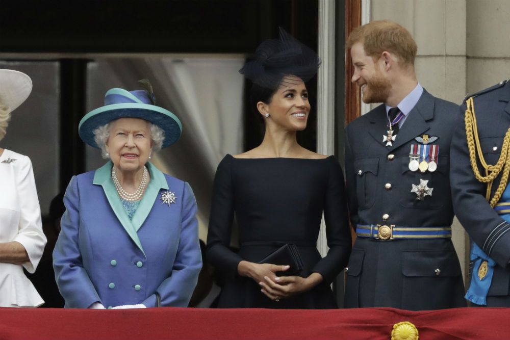 La Reina Isabel II con los duques de Sussex en uno de sus últimos actos oficiales juntos
