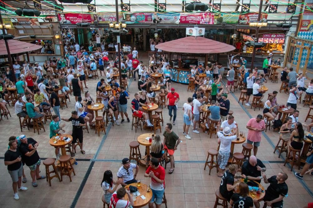 Mehr Biergarten-Atmosphäre als Rudelgucken: Fans beim EM-Spiel Deutschland gegen Frankreich am Dienstag (19.6.) in dem Kultlokal Bierkönig.