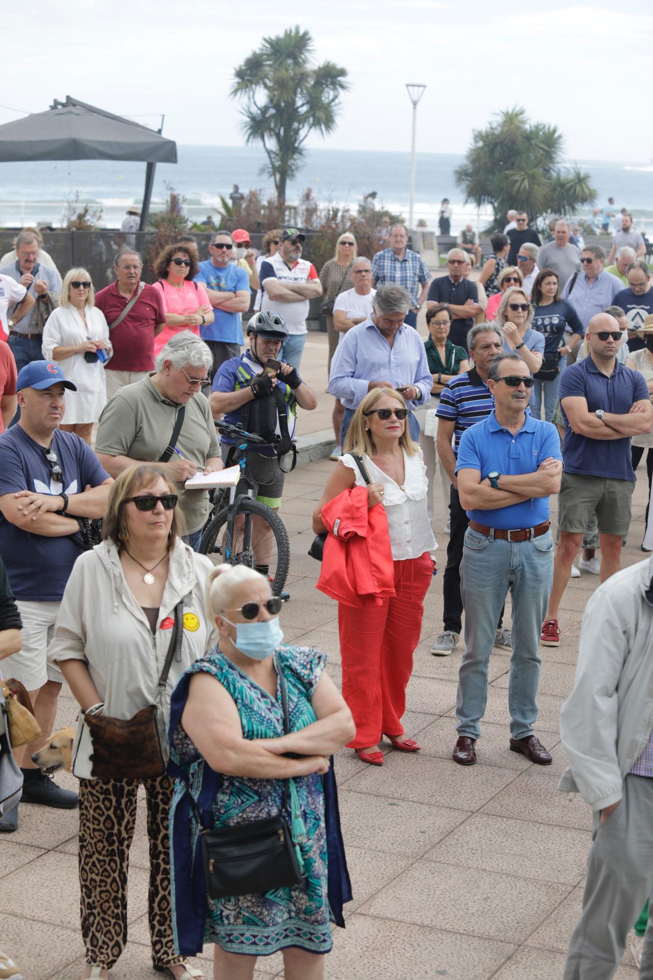 En imágenes: Así fue la protesta por el estado del paseo del Muro en Gijón