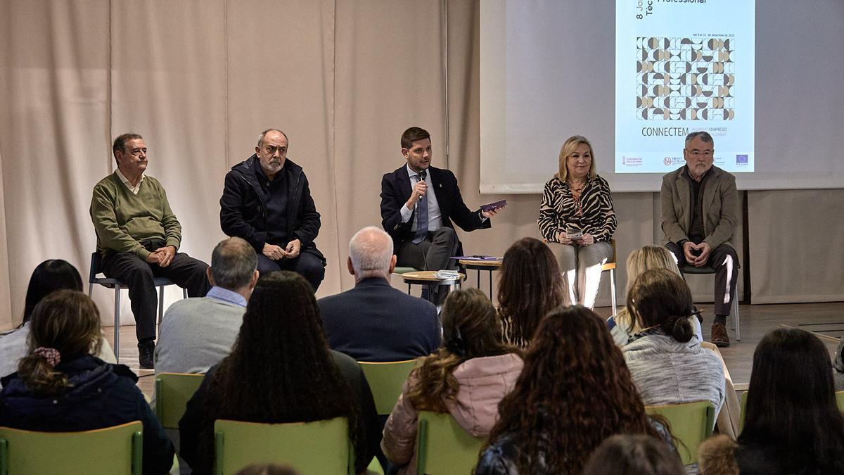 El alcalde de Gandia, durante su intervención este martes en el instituto Tirant lo Blanc.