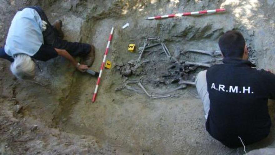 Dos arqueólogos durante la última exhumación de la Asociacón para la Recuperación de la Memoria Histórica en Vilabella (Lugo). / l.o