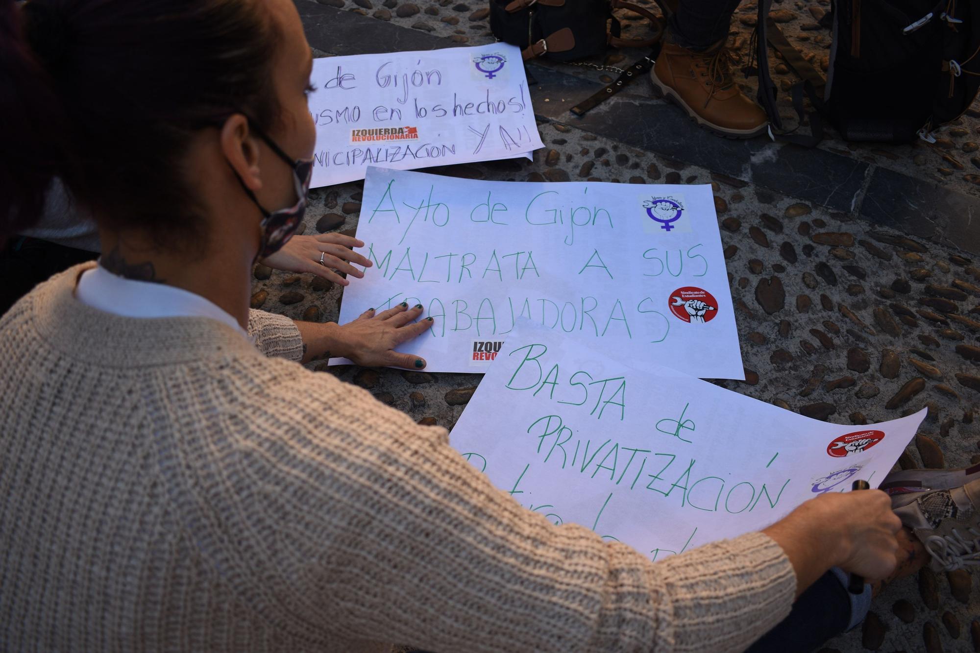 Manifestación de trabajadoras de ayuda a domicilio en Gijón