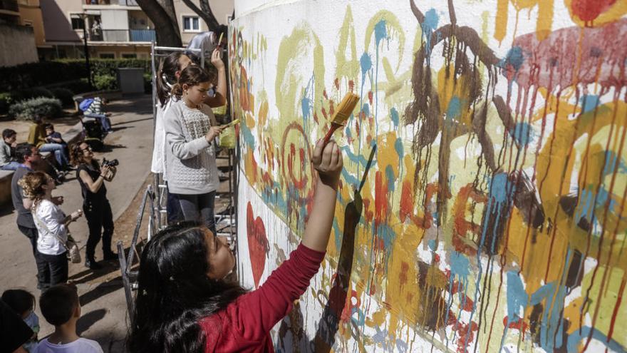 Familias y niños pintan el Molinar