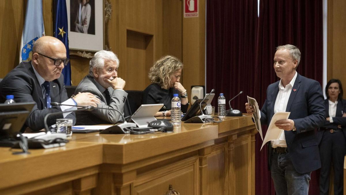 Pleno extraordinario de la Diputación de Ourense, con Villarino interpelando a Baltar. |   // BRAIS LORENZO