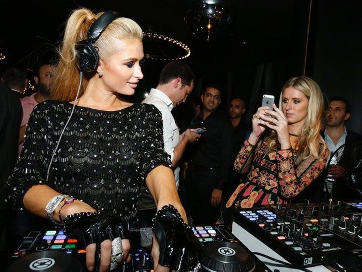 Paris Hilton haciendo de dj en la inauguración de un restaurante en Dubái