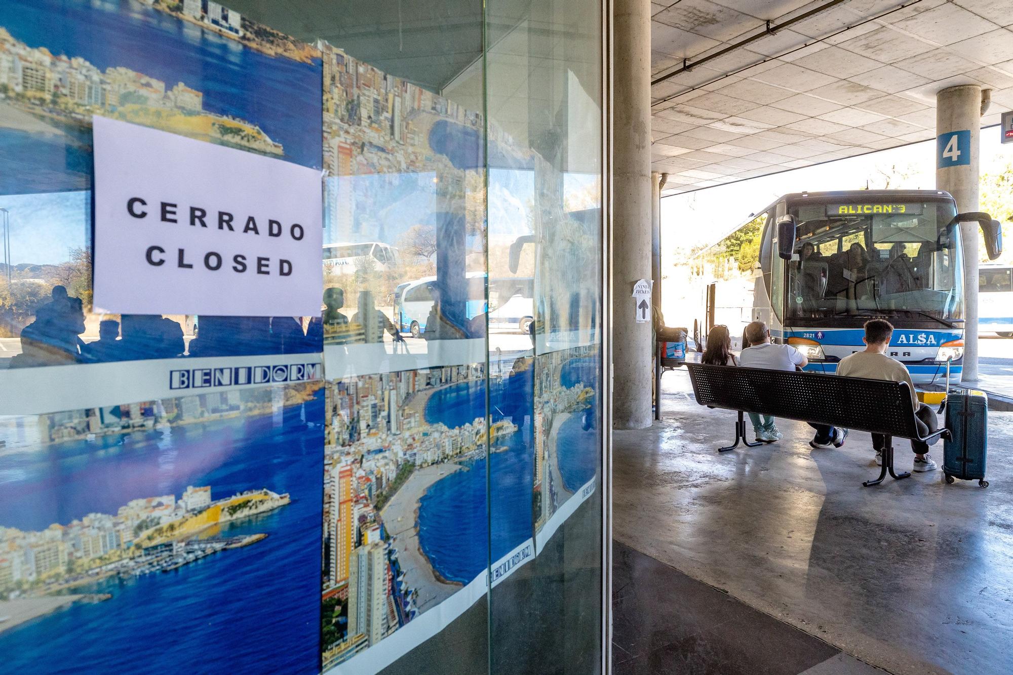 Los viajeros se encuentran una estación de autobuses en en estado de abandono al llegar a Benidorm