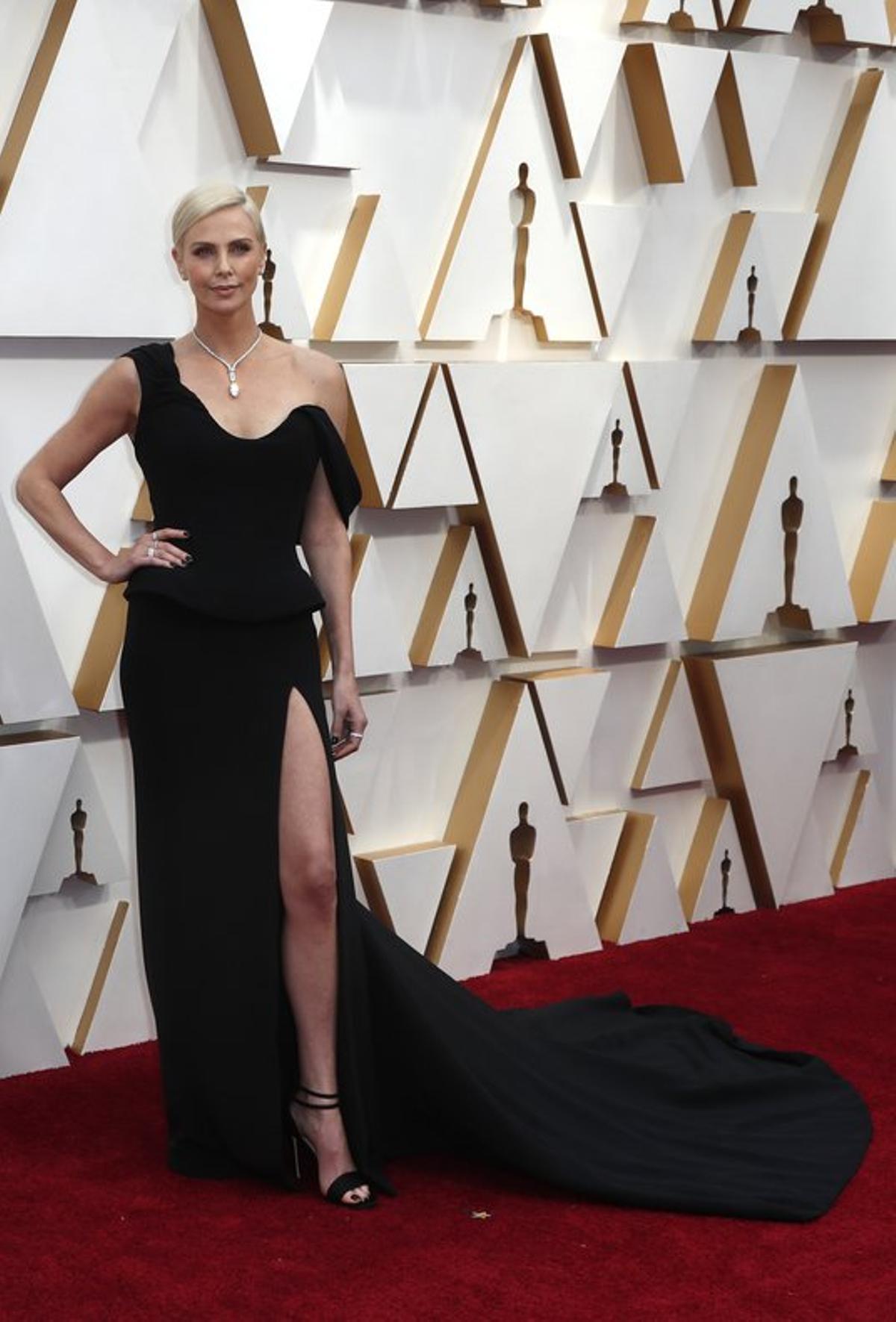 Charlize Theron, con un Dior negro con cola.