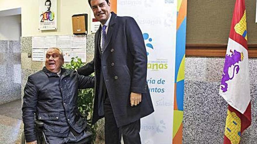 El consejero de la Presidencia, Ángel Ibáñez, en el colegio San Juan Bosco, junto Juan José Aliste.