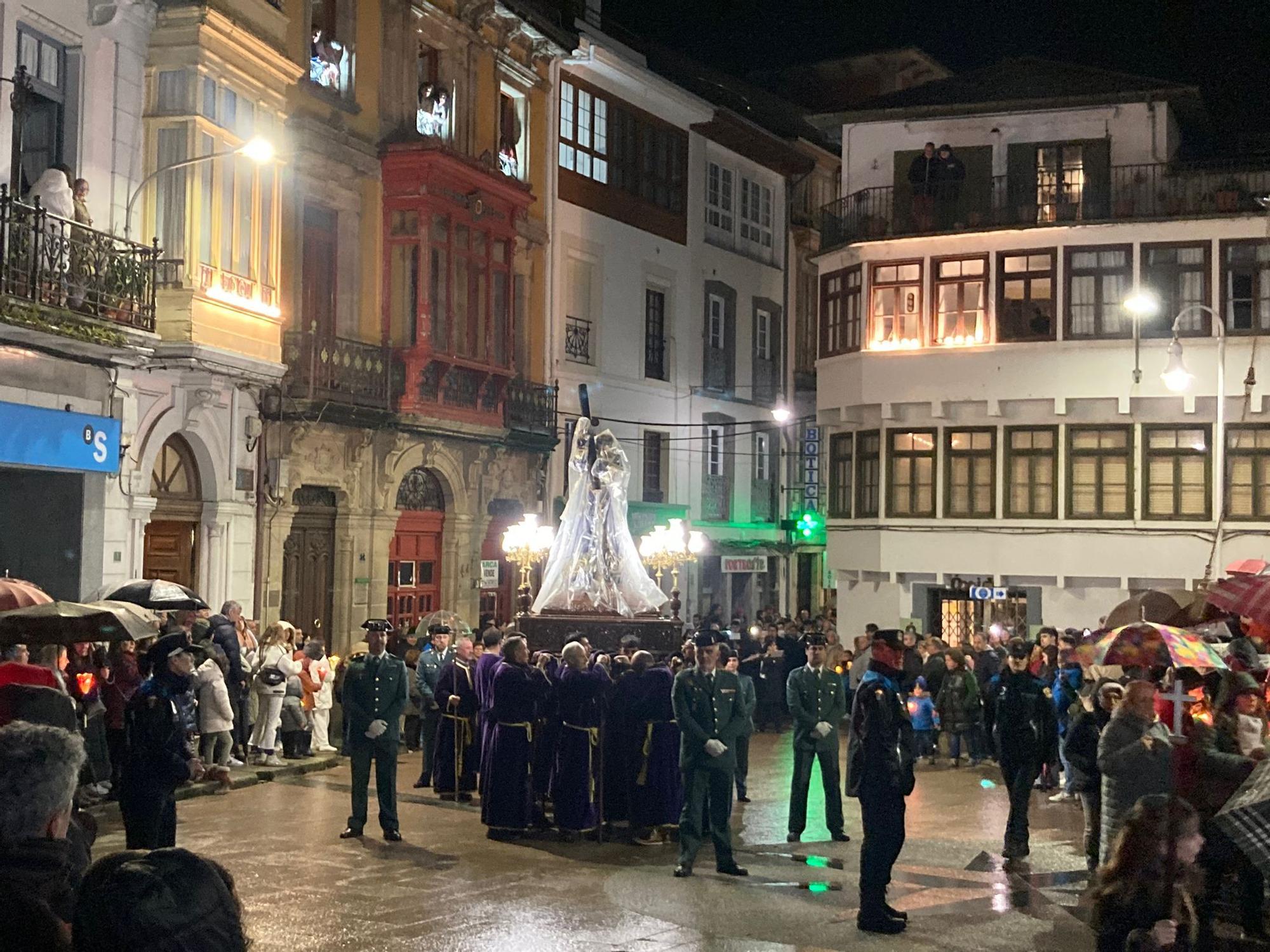 En imágenes: Así fue la esperada salida del Nazareno por las calles de Luarca