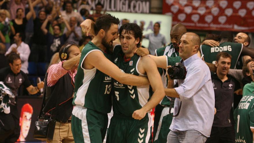 Germán Gabriel abraza a Berni Rodríguez en 2008.