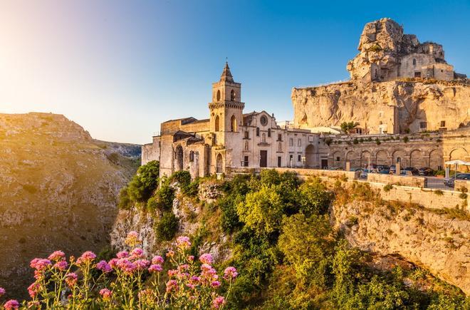 La ciudad de Matera se asienta en las laderas de una colina