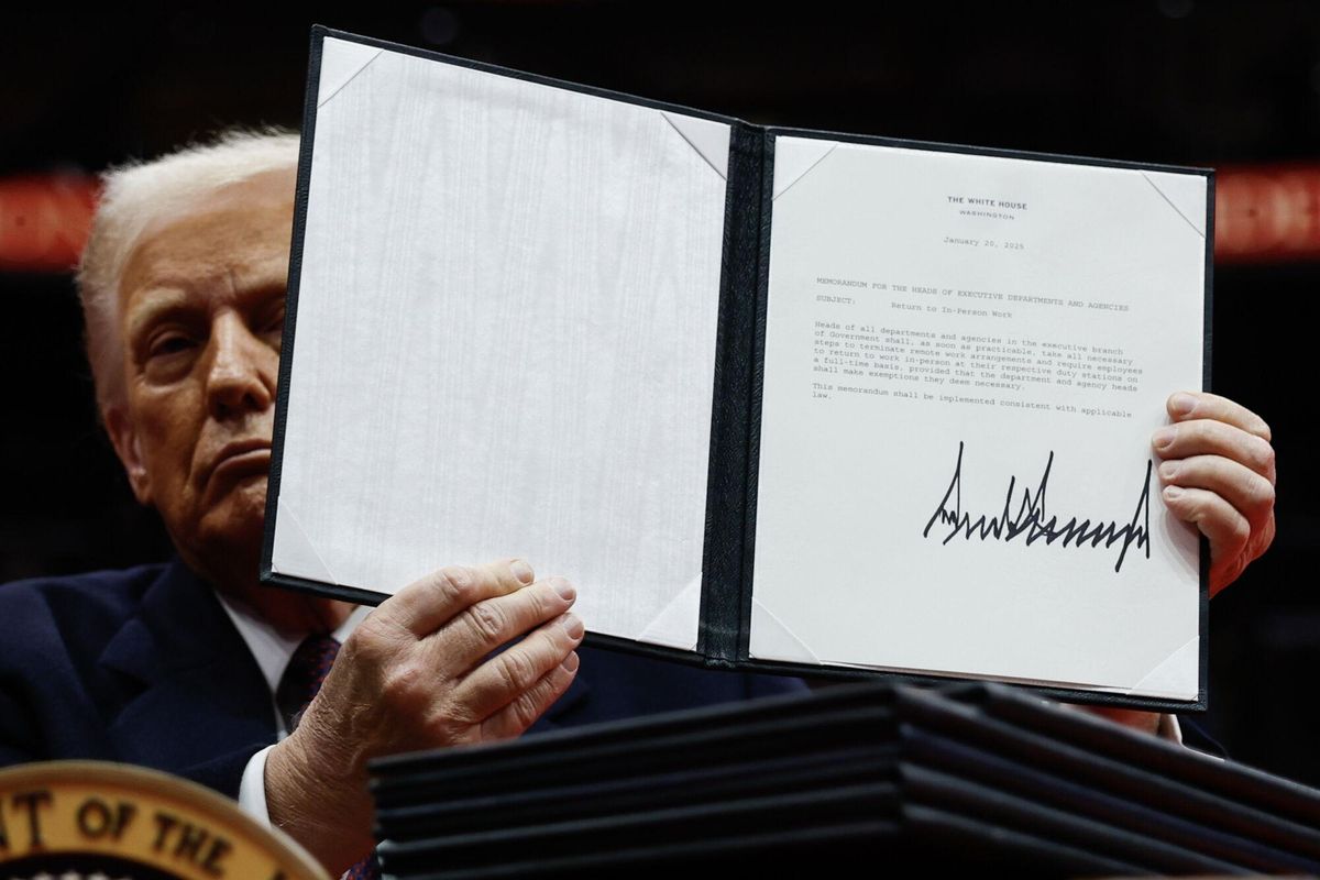 Fotografía del 20 de enero de 2025 del presidente Donald Trump después de firmar una orden ejecutiva . Trump prestó juramento para un segundo mandato como presidente de los Estados Unidos el 20 de enero