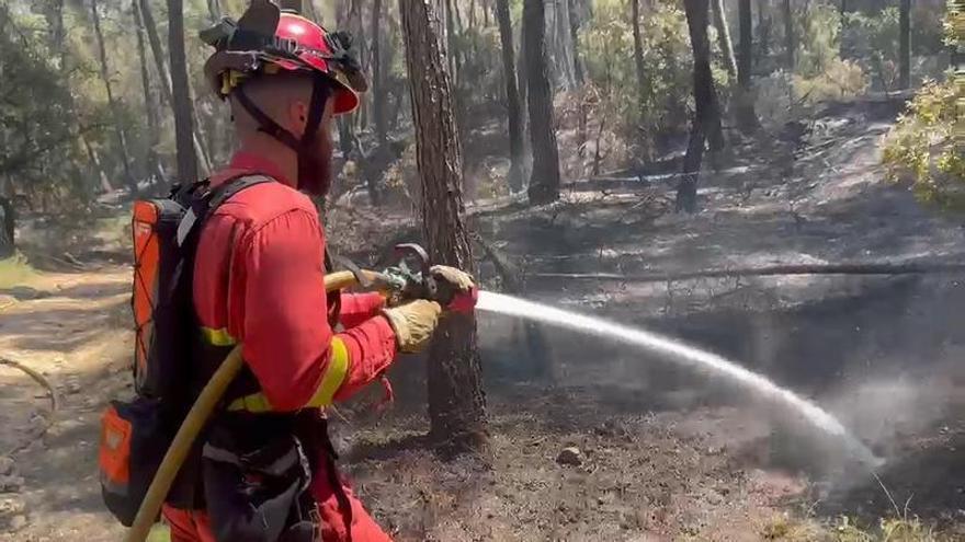 Trabajos de liquidación de puntos calientes y control de reencendidos en el IF Carme en Barcelona