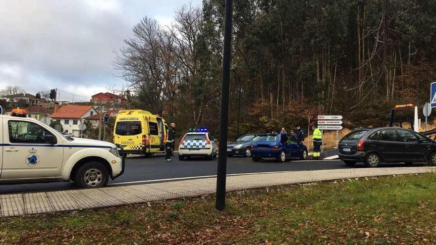 Dos heridos leves en una colisión de dos turismos en Lalín