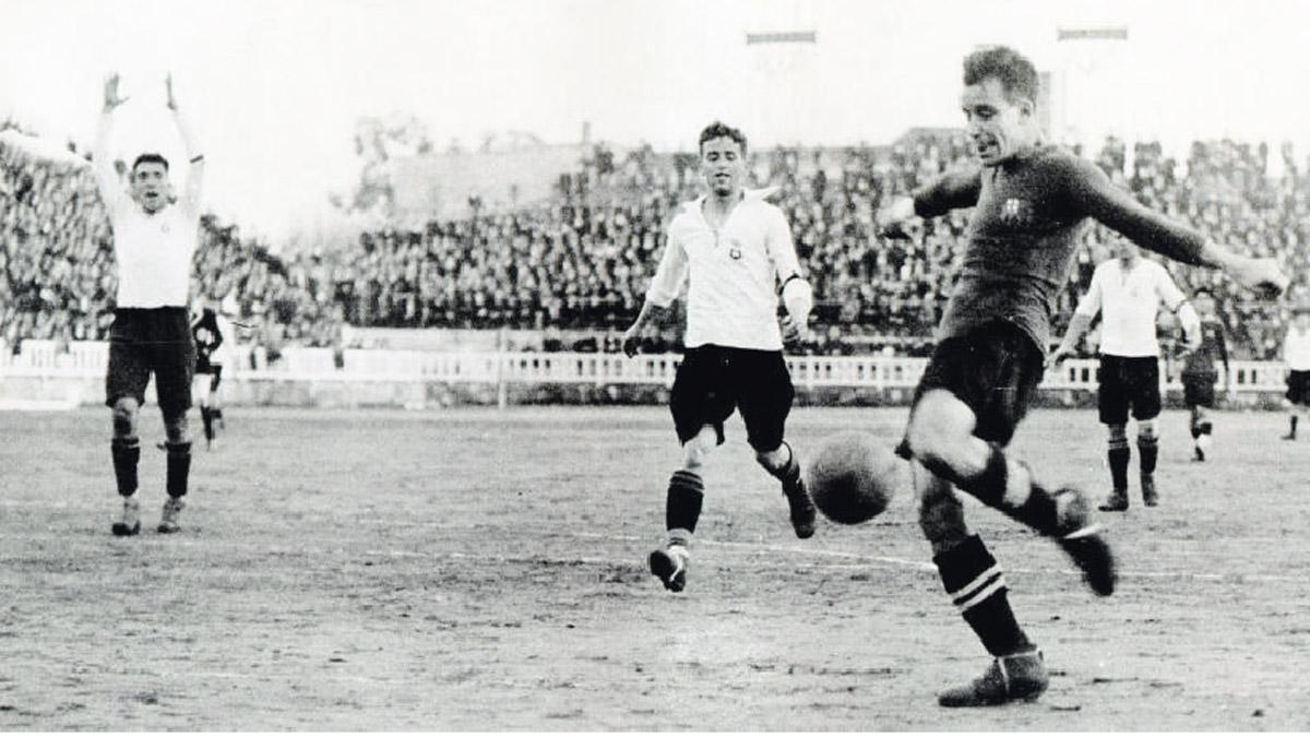 Josep Samitier, en una acción con la camiseta del FC Barcelona en el campo de Les Corts