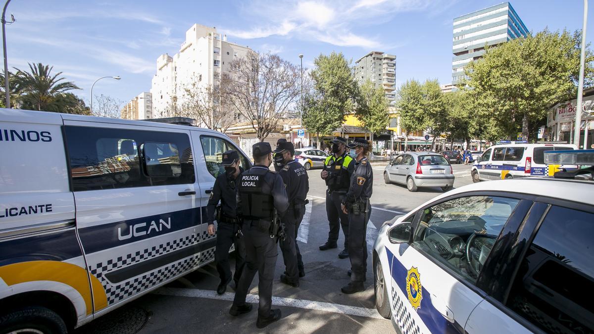Varios agentes de Policía Local en Alicante.