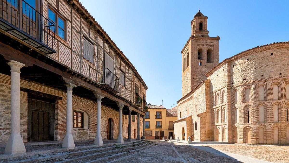El pueblo amurallado más bonito de Ávila tiene un castillo medieval que ha sido cementerio, prisión y residencia real