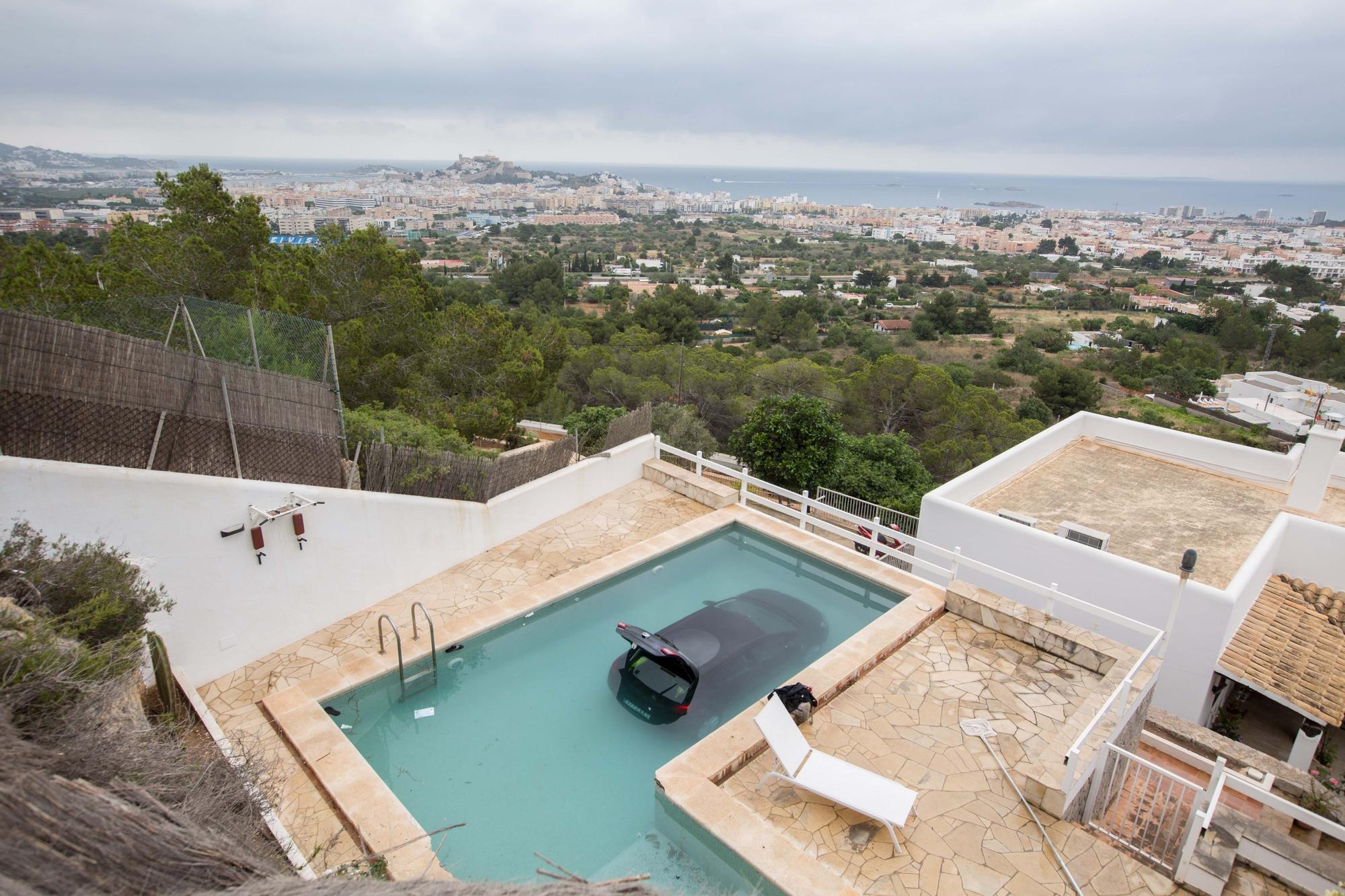 Un coche cae a una piscina del barrio de Cas Mut en Ibiza