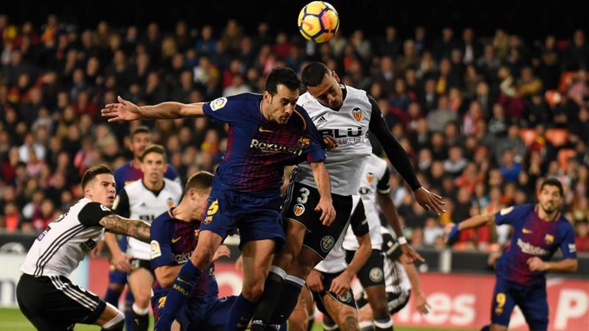 Un lance del duelo en Mestalla