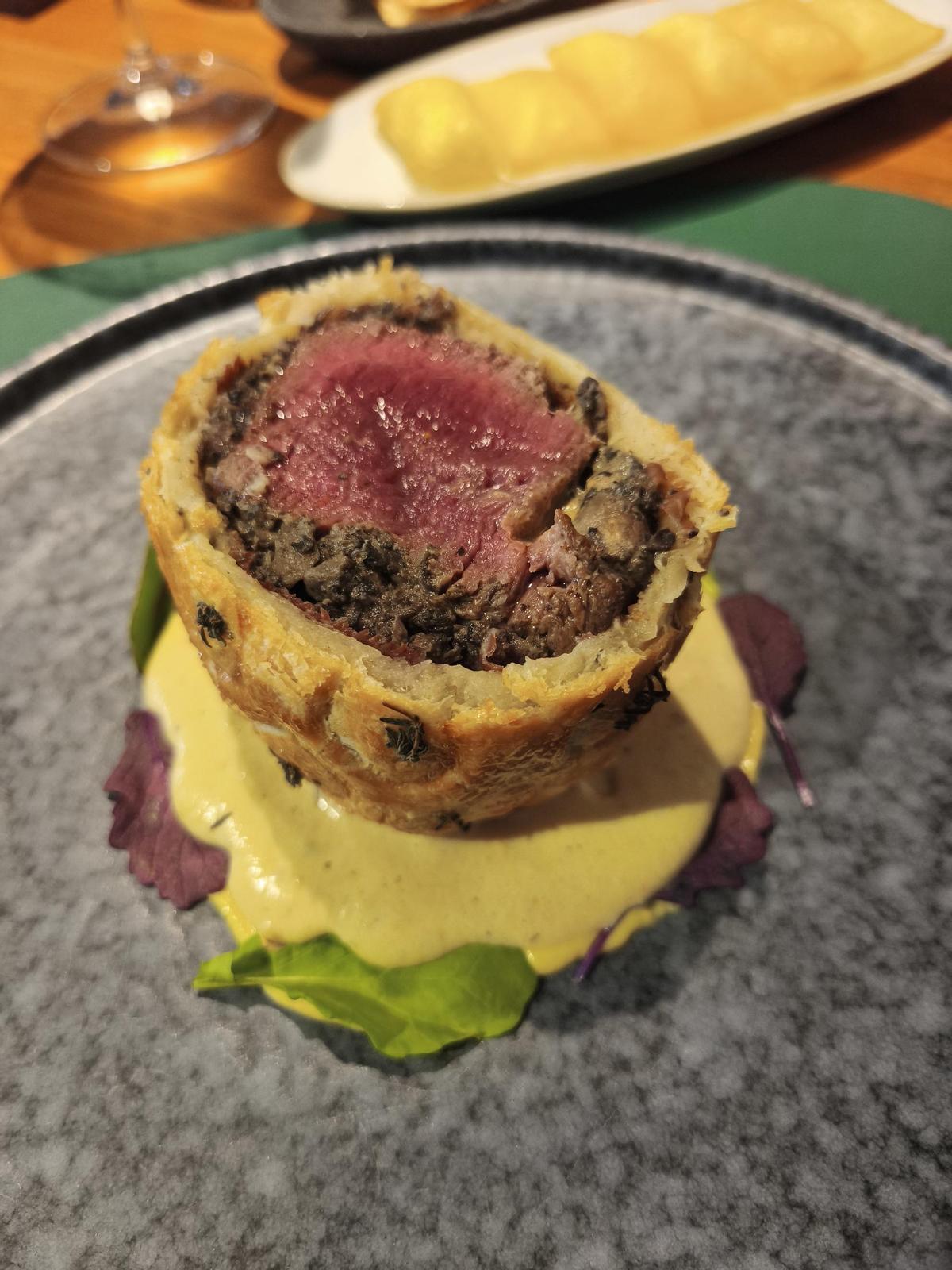 Solomillo Wellington con salsa café de París.