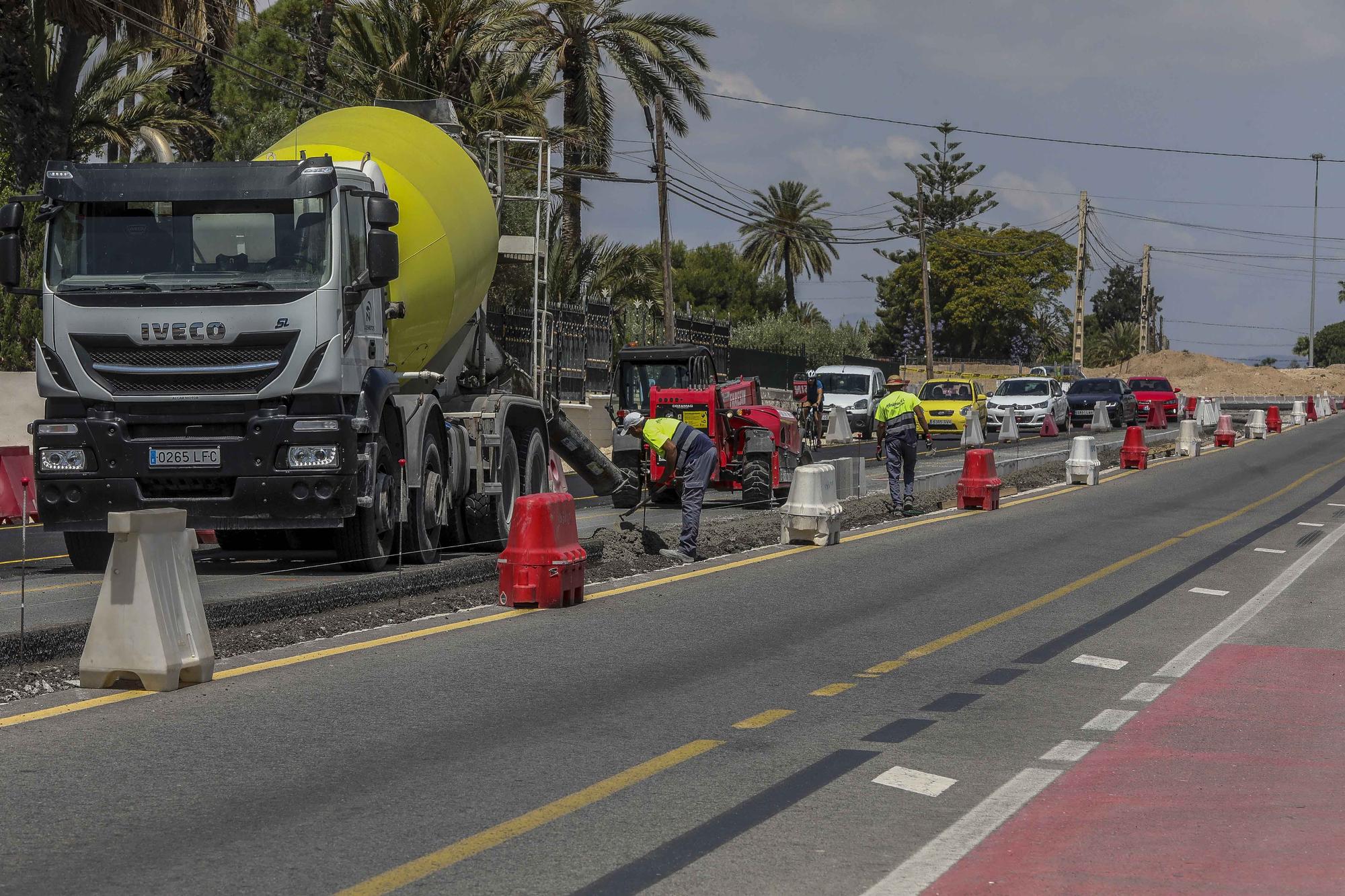 Las obras en el vial entre Elche y Santa Pola aceleran con la extension de la mediana y dos nuevas rotondas